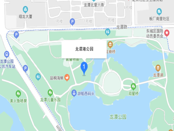 龍?zhí)逗?>龍?zhí)逗?，位于北京市東城區(qū)外城東南隅，龍須溝流經(jīng)此地，故命名為“龍?zhí)逗?rdquo;。為古高梁河穿過(guò)的地區(qū)，屬海河流域北運(yùn)河支流通惠河支流護(hù)城河水系。因明圍筑外城墻的窯坑積水形成，中華人民共和國(guó)建國(guó)后，疏挖成三處湖面，面積44.3萬(wàn)多平方米，并于1980年代建成大型河湖公園（龍?zhí)逗珗@、北京游樂(lè)園、龍?zhí)段骱珗@）。也是南城雨水的調(diào)蓄湖泊</ul></div>
<div   id=